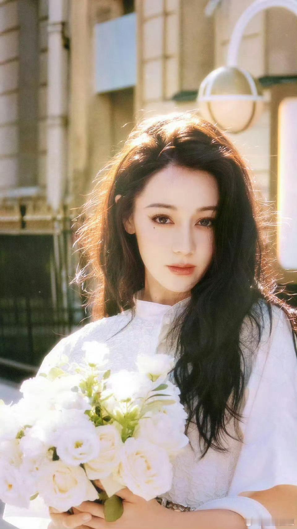 迪丽热巴已成立个人独资工作室 从签约公司到拥有个人独资工作室，迪丽热巴一步一个脚