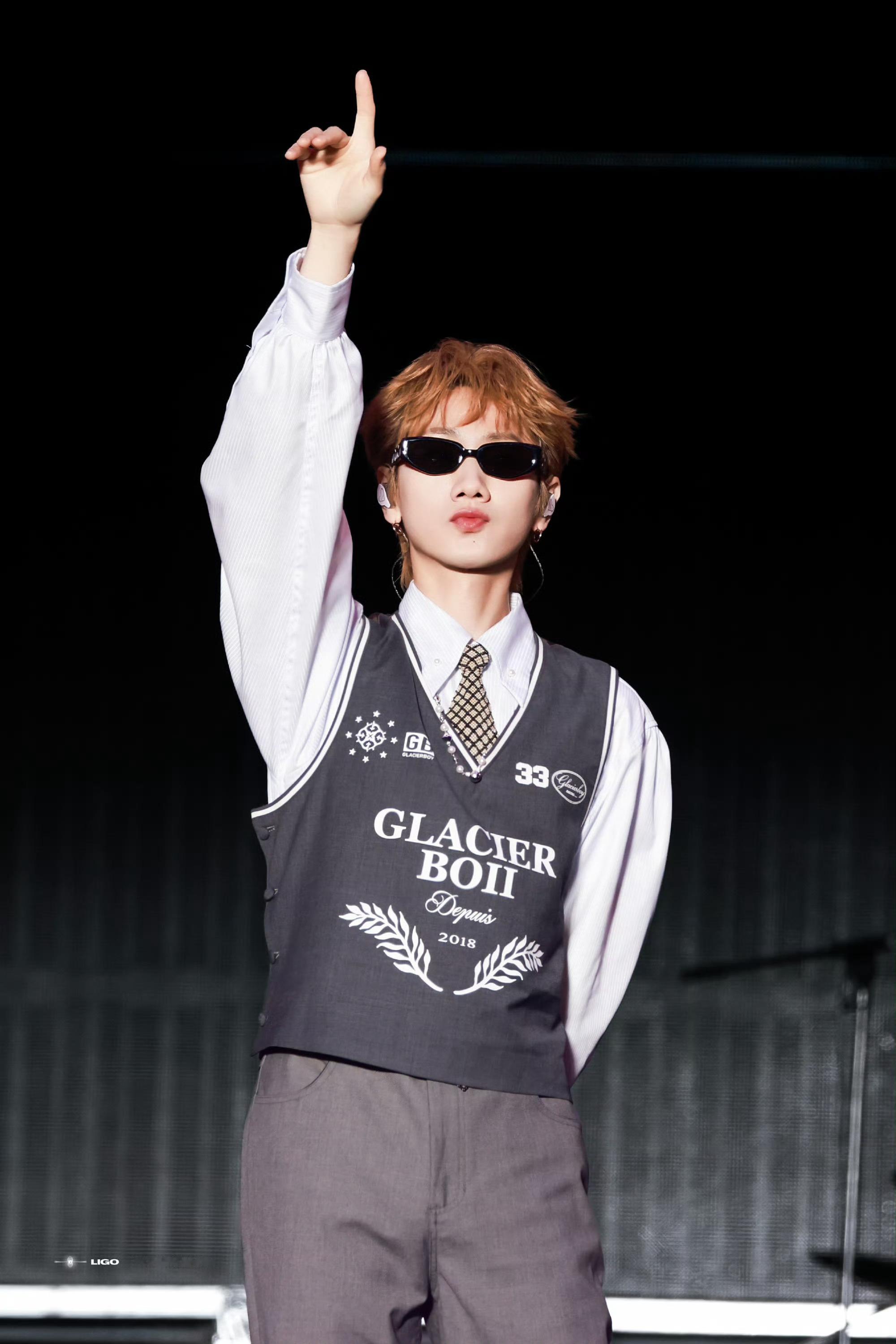 汪苏泷上虞音乐节“那腾空的花火是我闪耀的感言”墨镜泷帅的没边了[悲伤][悲伤] 