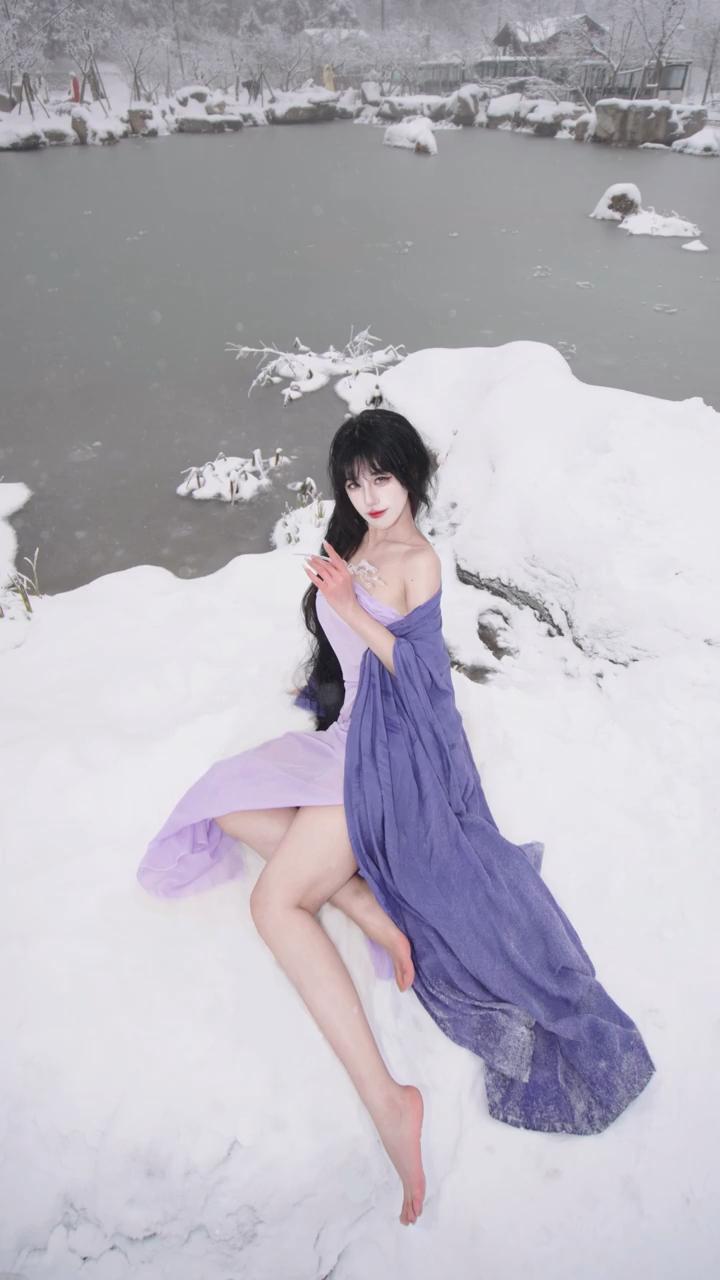 雪是偏爱的具象，是跨越山野的拥抱。当第一片雪花落在掌心，我就知道，这场冬，注定要