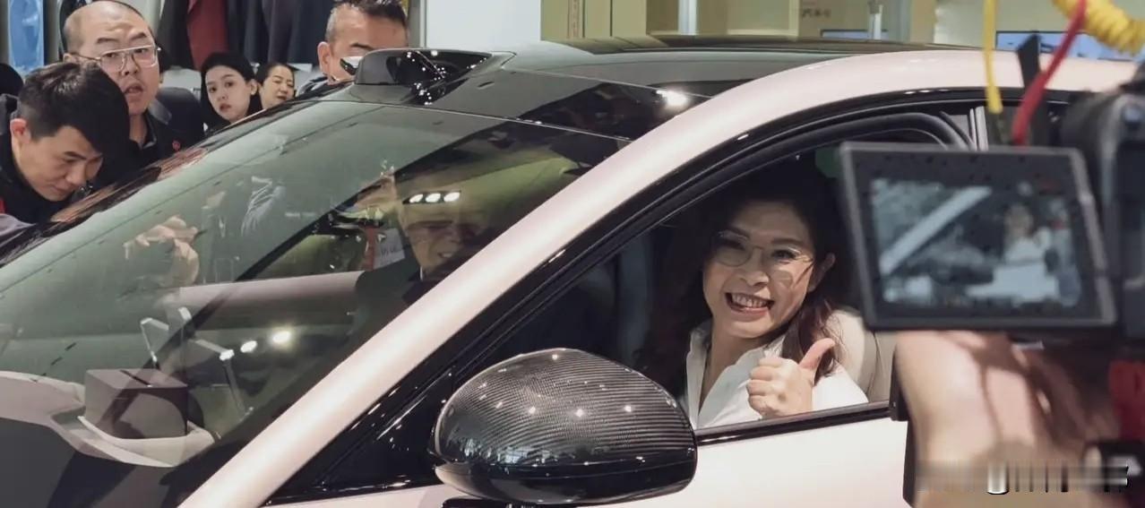 小米汽车这次又亮眼了！郑丽文参观了北京小米汽车的工厂，瞪着大眼睛连连称赞，小米太