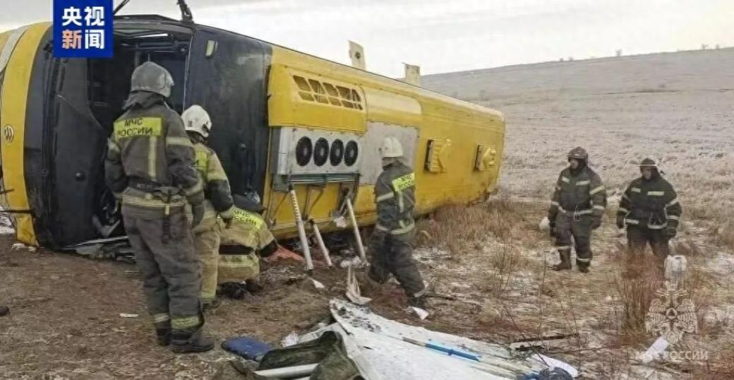 沉痛消息！俄罗斯发生大巴翻车事故，2名中国公民不幸遇难。
4月18日俄远东外贝加