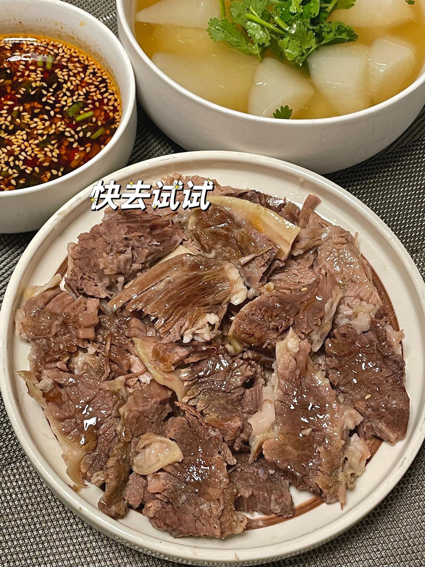 这两个搭配真的绝了。全家都爱吃的清炖牛肋条
一上桌就光盘了，牛肉鲜嫩多汁蘸上醺料真的好吃！
做法简单快手！减脂期的姐妹也可以吃凶
食材：牛肋条、白萝卜、葱姜蒜、炖肉包、小米辣、香菜、辣椒粉、白芝麻、料酒、盐、生抽、蚝油、陈醋、藤椒油
做法：①牛肋条提前泡1小时泡出血水，冷水下锅加
葱姜、料酒焯水捞出，用温水清洗千净
②高压锅里加热水放牛肋条，加葱姜、一包炖肉
包，2小勺盐煮 30 分钟（砂锅需2小时）
③调个蘸料：小米辣、葱花、蒜末、白芝麻、辣椒
粉淋热油，加2勺生抽十1勺陈醋＋1勺蚝油＋适量
藤椒油搅匀