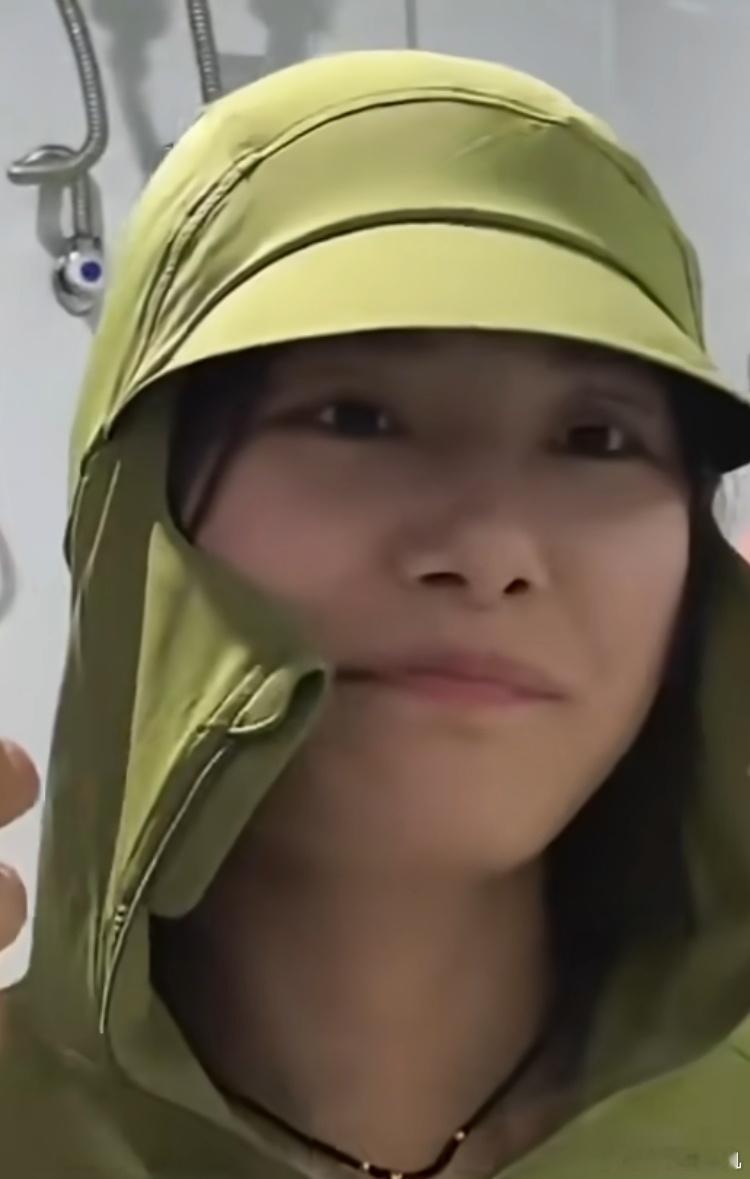 千万不要买绿色的防晒衣哈哈哈，你别说这样把帽子戴起来真的好像小日子风格，建议商家