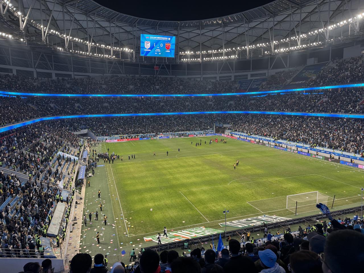 大连英博1-0上海海港，看完比赛有三点切身感受。
第一：大连主场真强，上赛季就是