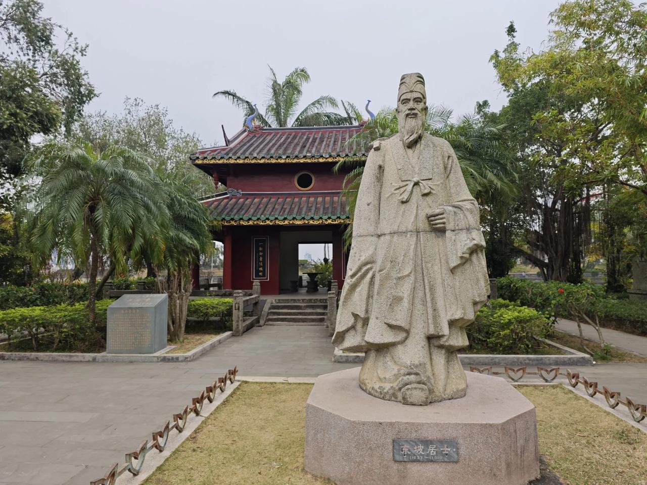 我偏爱在有风的日子里，踱步至苏公亭。踏入亭中，岁月仿佛在这里放慢了脚步。轻抚亭柱