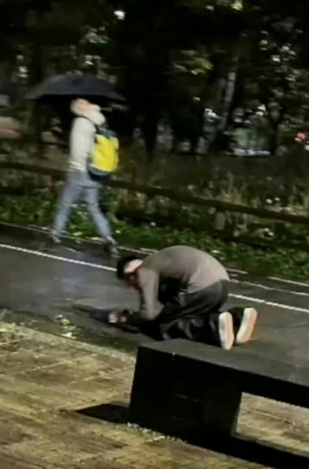 汪小菲 下跪可能后悔吧哀伤吧，毕竟在身边的时候几次从死亡边缘把前任拉回来，现在不