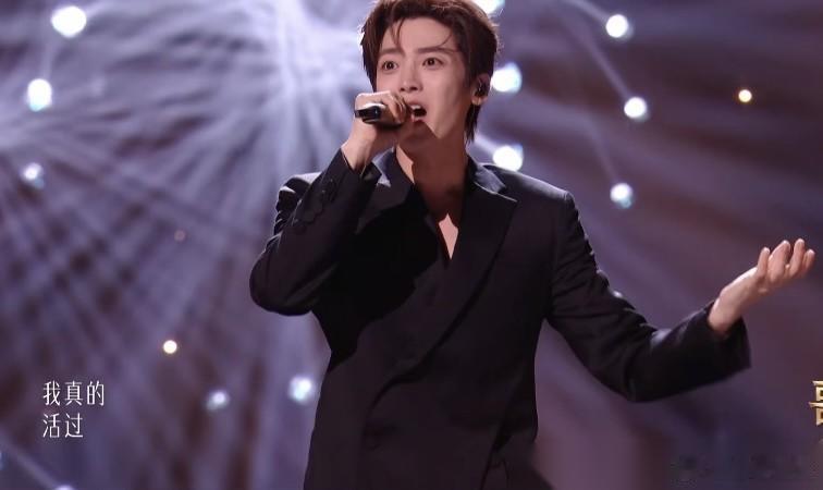 演员可以成为歌手， 但歌手不一定能成为演员。这句话说得不对！不信？你们看看侯明昊