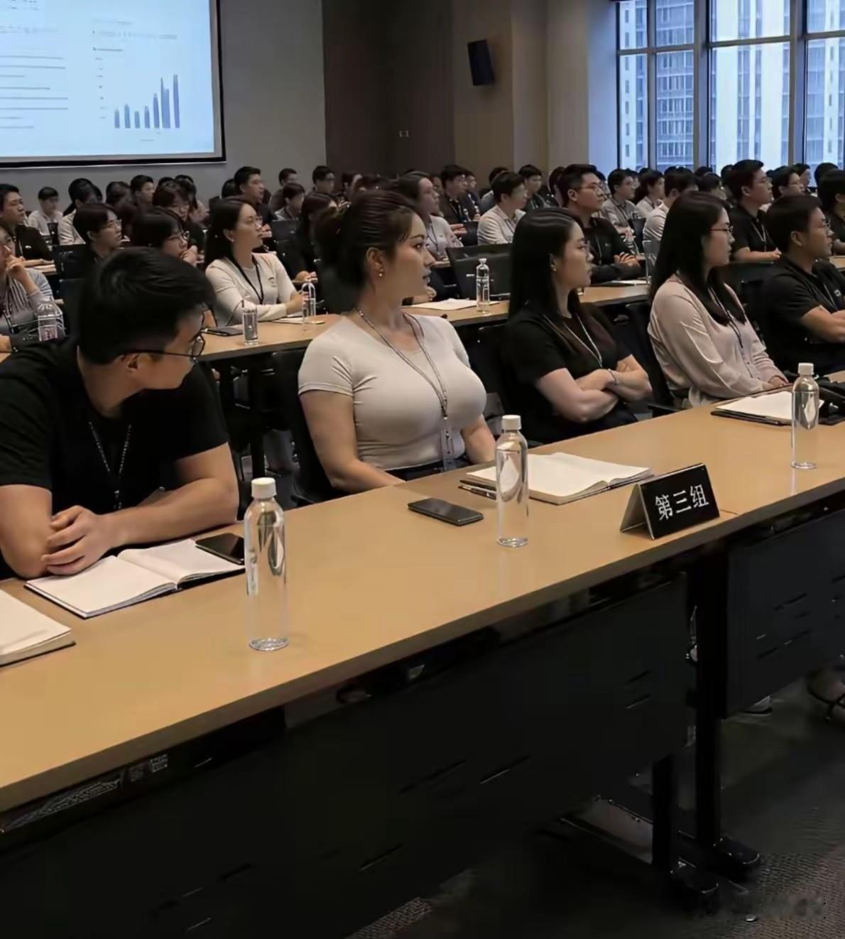 培训会议我们第三组女组长，简直就是团队核心发动机，全程高速运转不停歇。
她协调沟