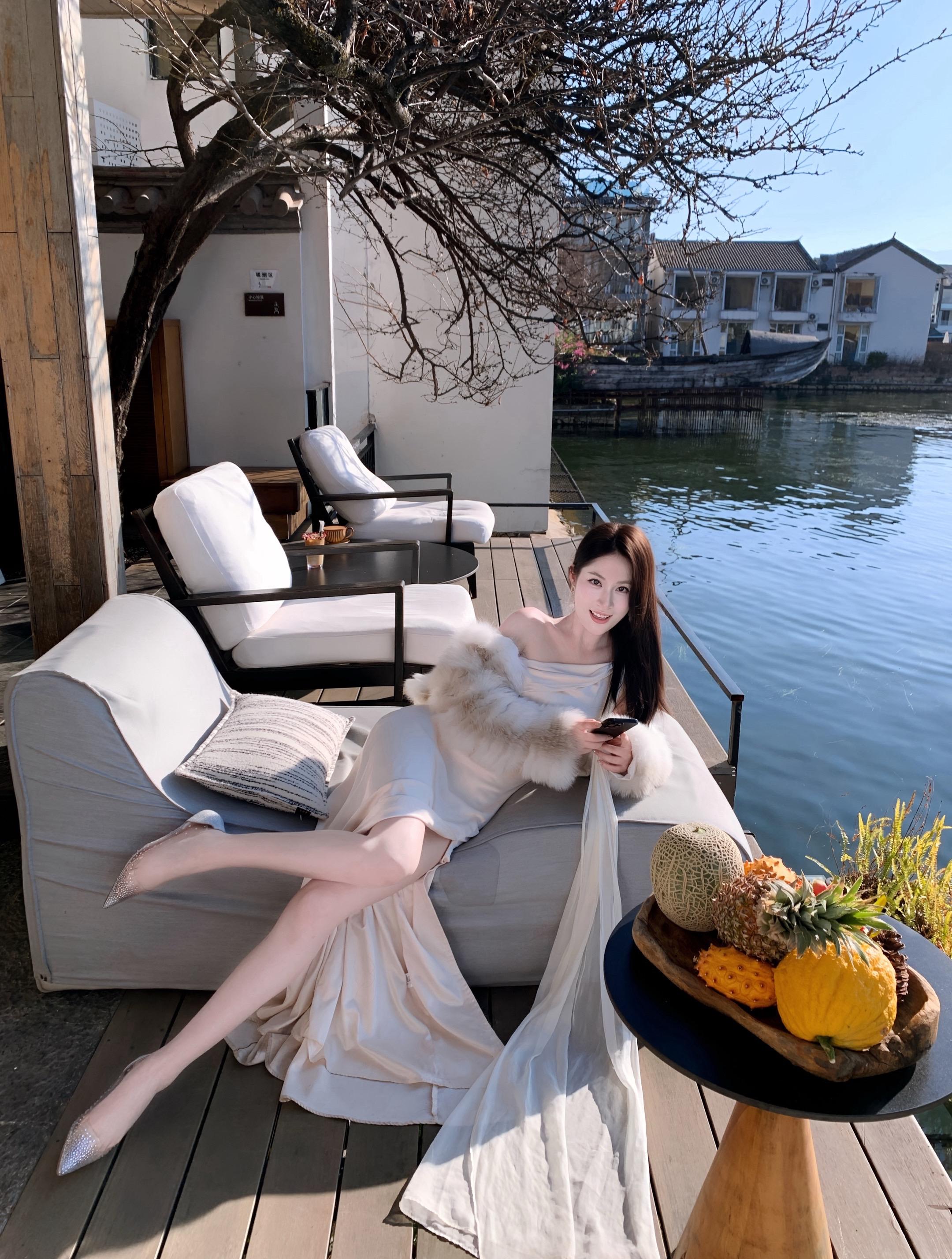 别敲门了 我不在家 我可能在看凌晨的海 傍晚的余晖 吹大理清爽的风 也...