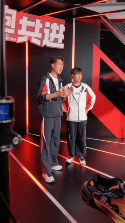 没人说过吴尊46岁还能这么帅啊吴尊有一种经济上行的帅 吴尊亮相上海国际赛场，整个