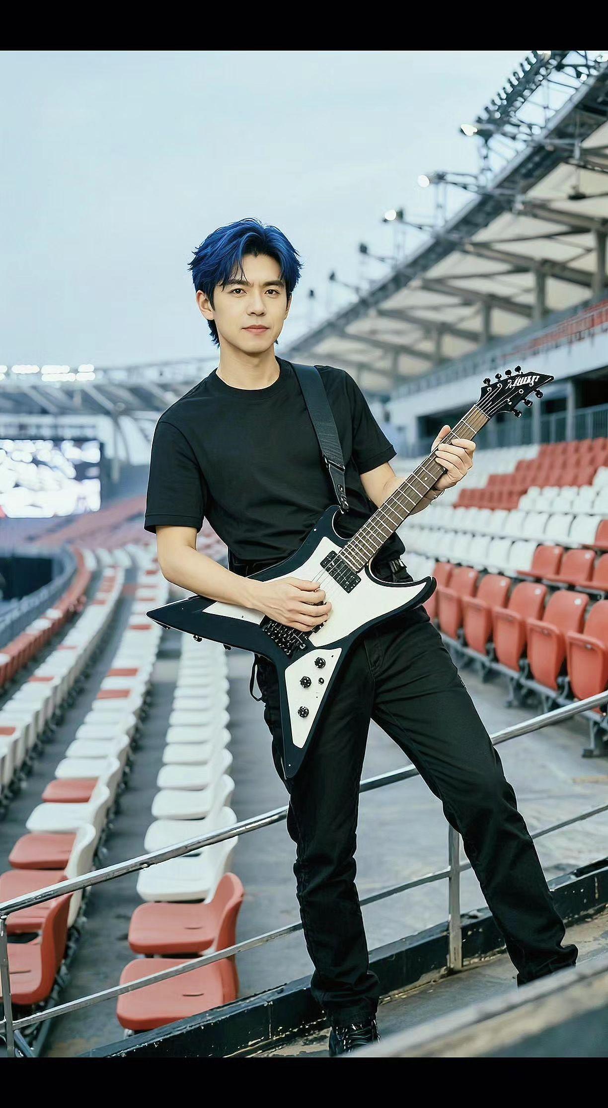 🎸蓝发撞碎日光，弦音未起已点燃空旷。孤独是舞台的序章，等待万人合唱🔥
