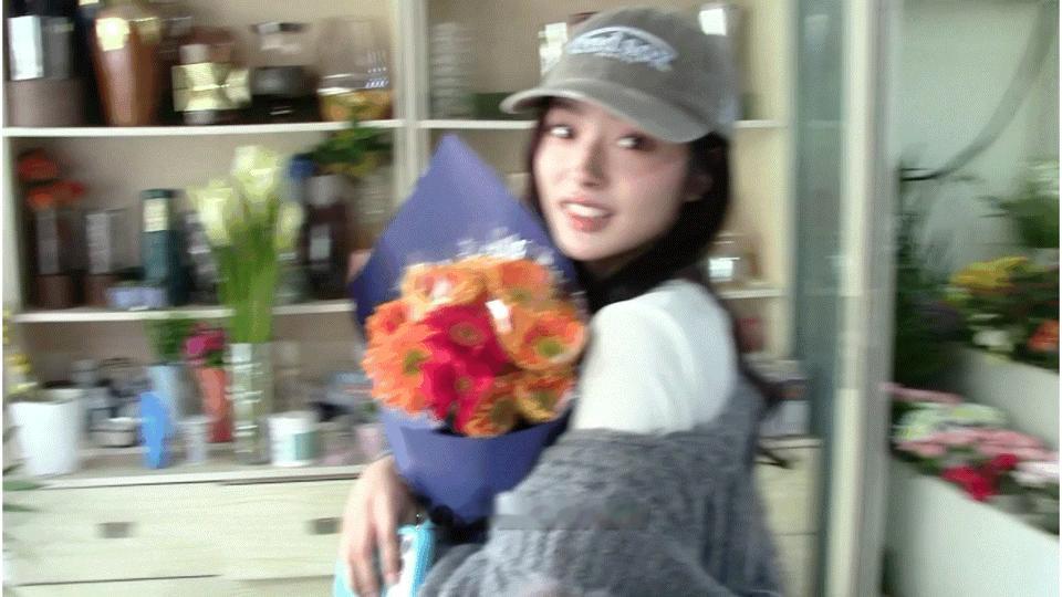 徐若晗我要捧着花去见你一路看着徐若晗的作品，她真的越来越优秀了 