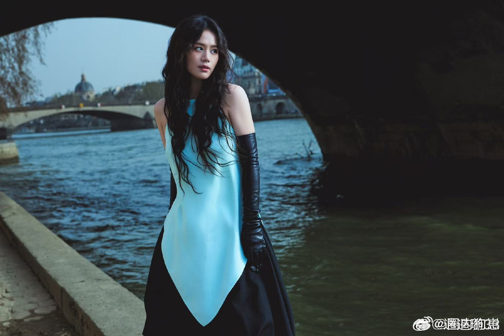 马思纯把撞色玩明白了细节把控得特别好，蓝绿黑三种颜色搭配和谐又亮眼，冷色调增添酷