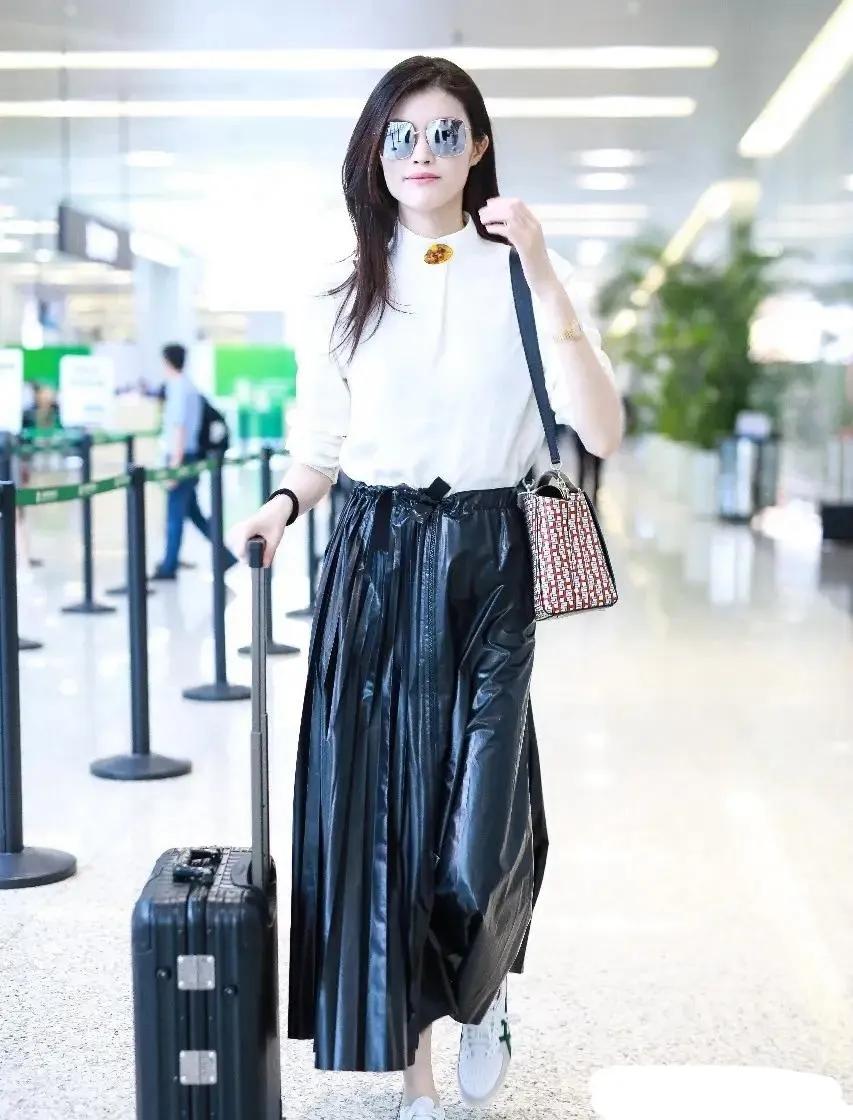 何穗不愧是超模中的天花板，穿白衬衫配黑色百褶裙，越简约越高级！