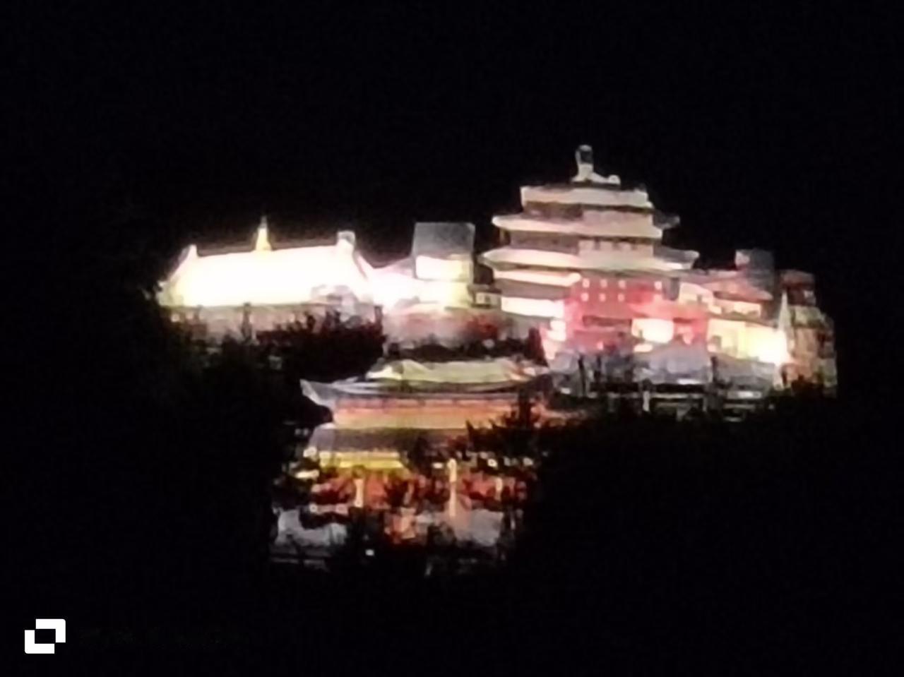 承德外八庙的幻境图。在康熙大典演出中，使用光电将外八庙镜像投射到对面宝塔山上，很