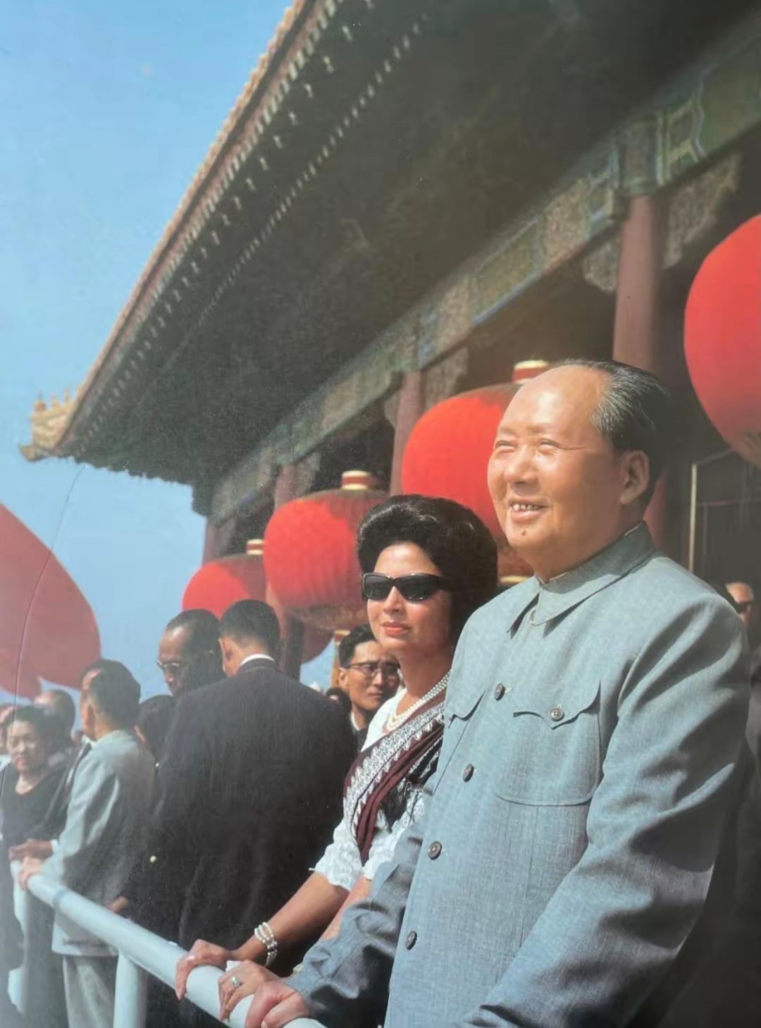 1965年10月1日，毛主席在天安门城楼上……