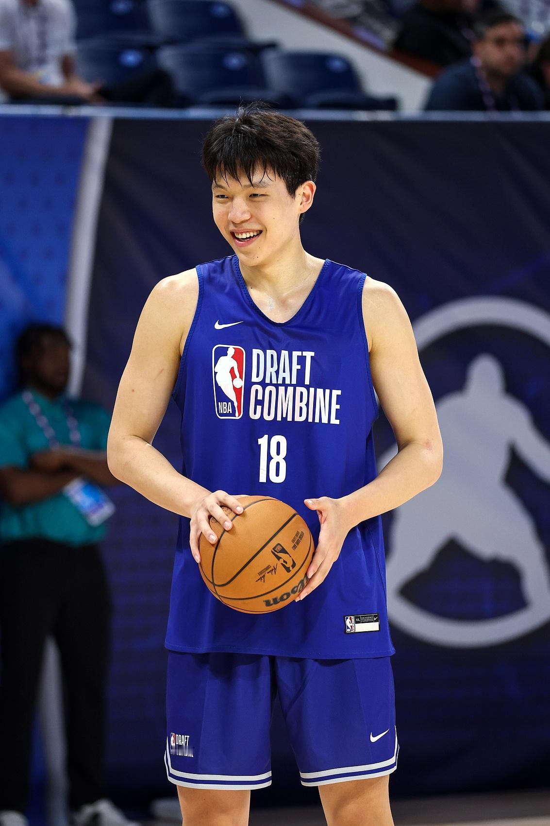 媒体人：杨瀚森的手伤没问题 他在注意上肢力量训练里的发力细节根据此前的报道，杨瀚