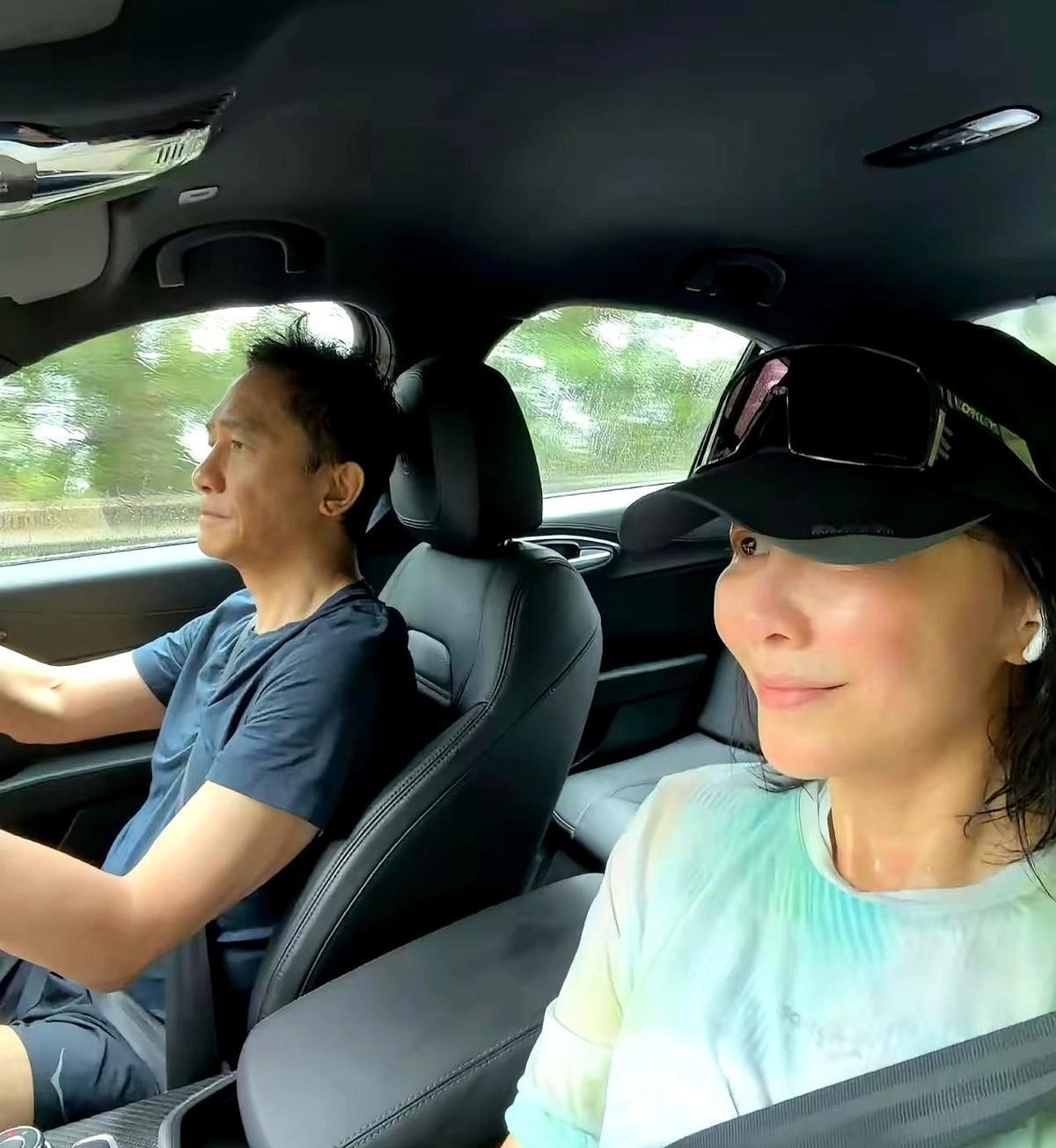 晨跑完拉开车门，驾驶座上坐着专门来接她的梁朝伟。

两人对着镜头拍了张合照。没化