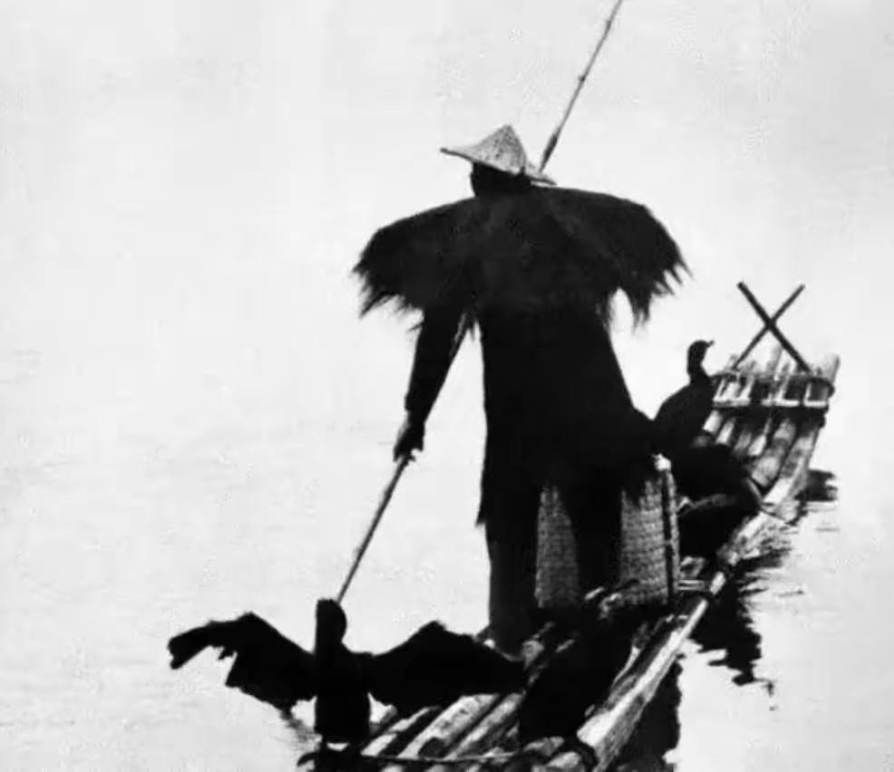 1942年，渔民陈根土载着16个日军过江。船行至江心，原本一脸谄媚的陈根土突然哈