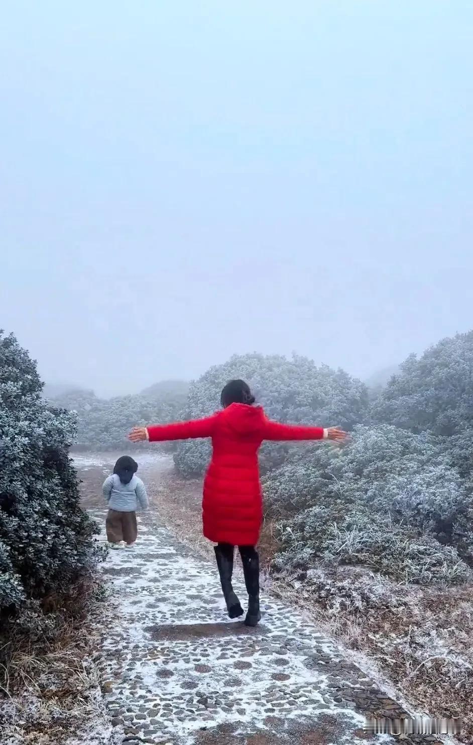 攀枝花格萨拉、大黑山等地下雪啦！

这几天，攀枝花降温啦！

大家都感觉到冷了吧