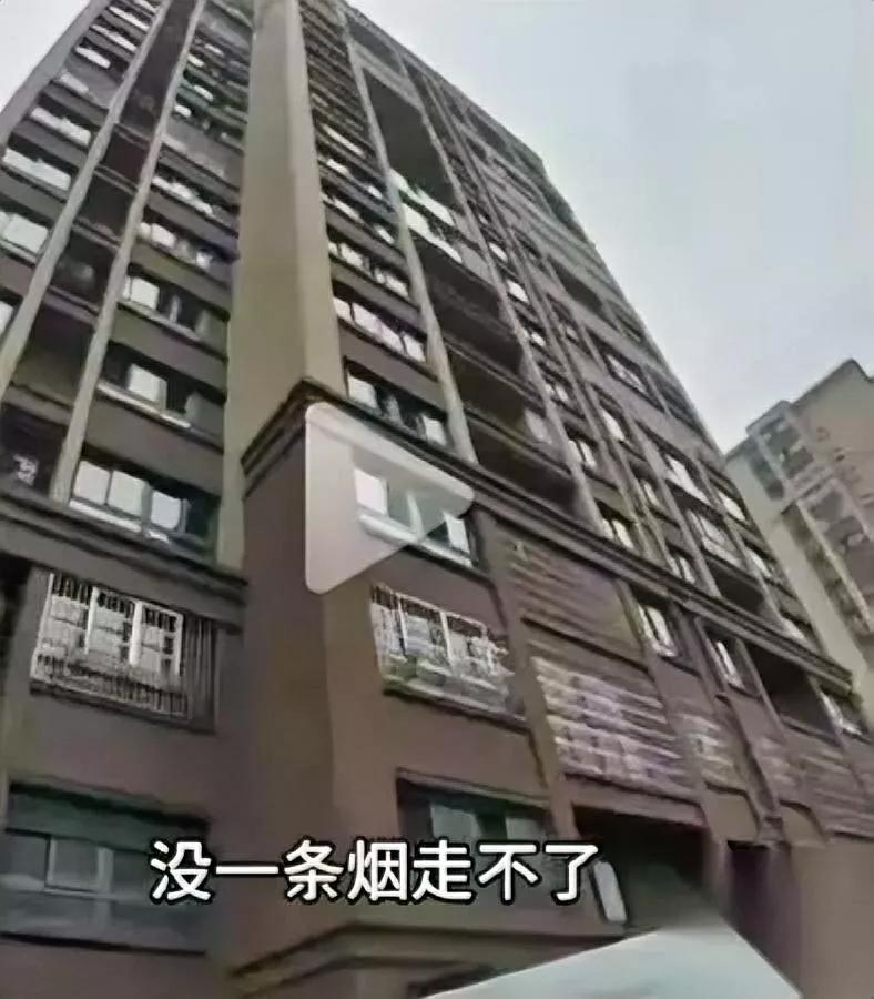 “再拿一条烟！不然别想走！”

拦婚车现场惊现狠角色

粉衣女子拽着婚车门不放，