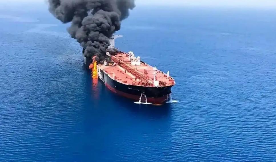 一艘载油 32 万吨，正向我国运油的油轮遇袭，船体受损起火！

就在近期，一则紧