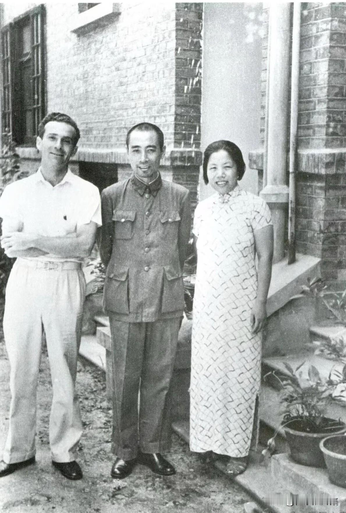 【开国功臣图片故事197】
1938年6月，周恩来、邓颖超夫妇在他们位于武昌珞珈