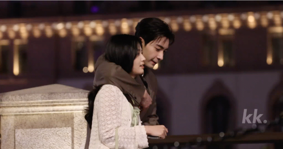 一部剧满足了我所有现偶癖 《轧戏》承包了我的快乐源泉！肖稚宇胡羞双向心动的样子，