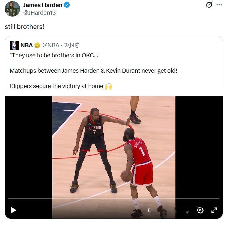 NBA官推晒出哈登与杜兰特对位的集锦，并配文道：“他们在雷霆时曾经是兄弟，哈登与