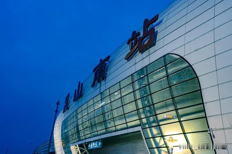 同是紧邻大城市，差距却天差地别
 
都说近水楼台先得月，但同样挨着顶级大城市，发
