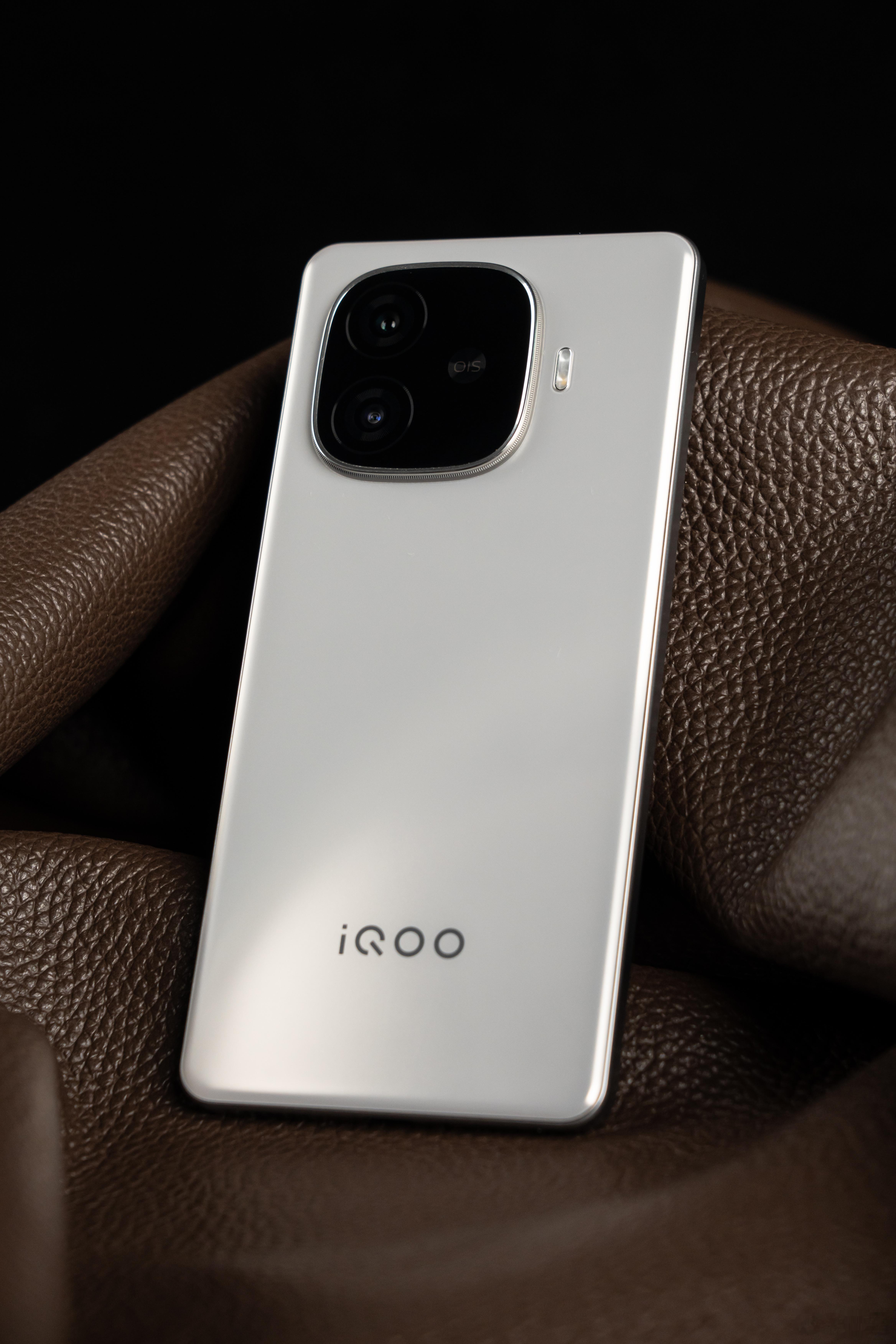 iQOO Z9 Turbo+【月影钛】一抹月影轮廓弧光，尽显光影之美 ​​​