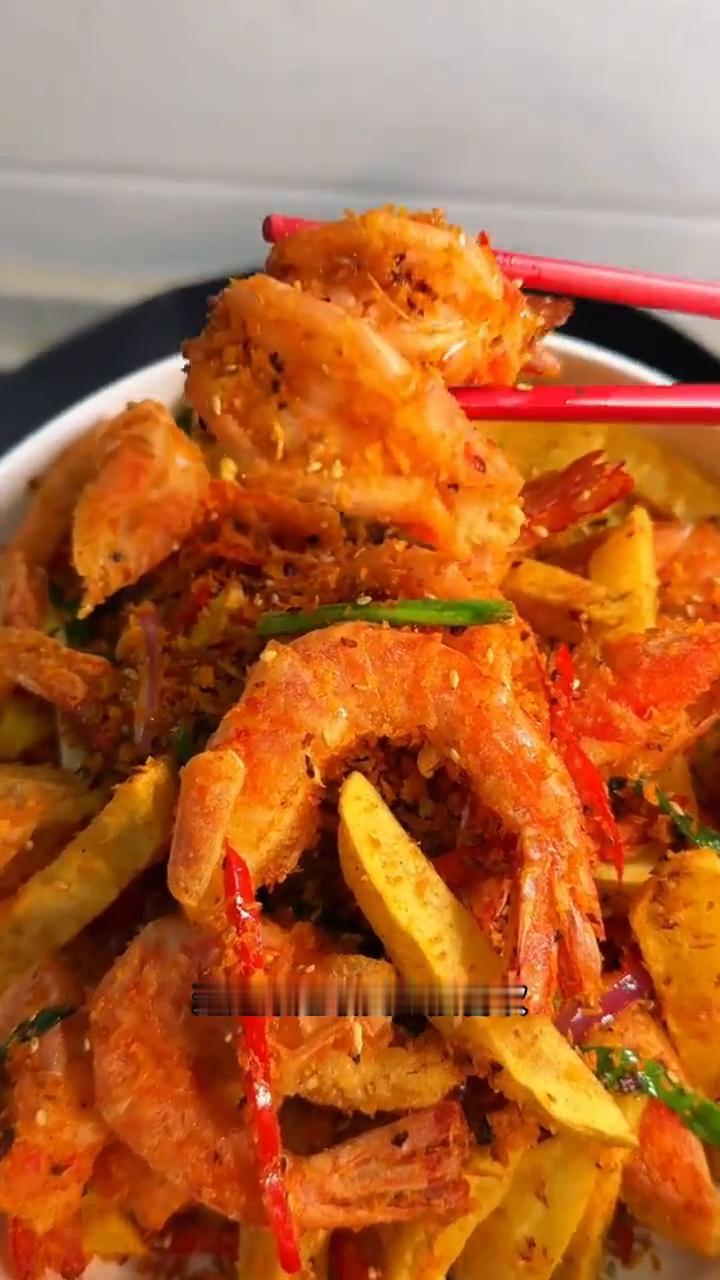 避风塘大虾，酥到掉渣，怎么都吃不腻的大虾。
避风塘炒大虾，一道港式茶餐厅的招牌菜