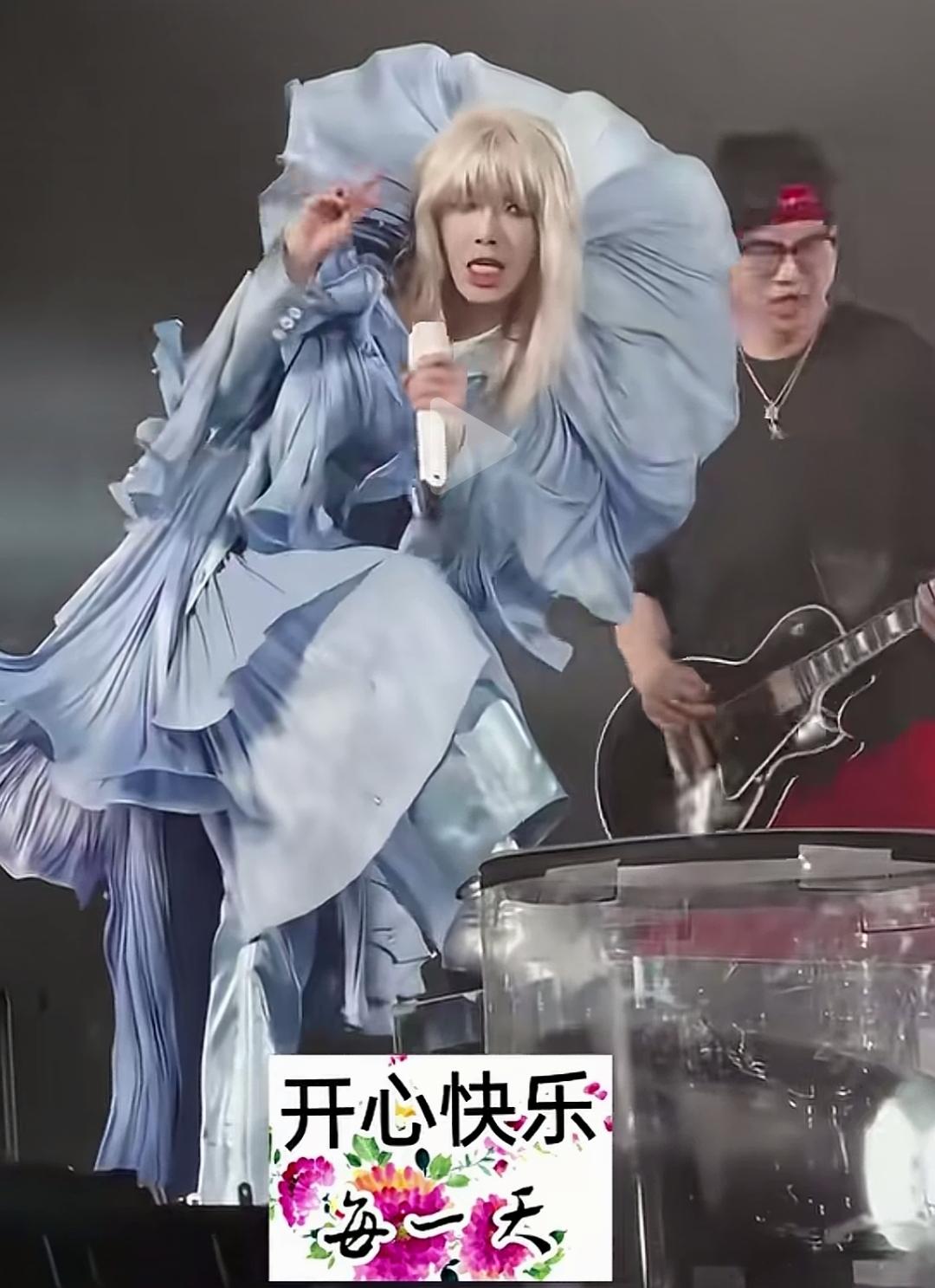 华晨宇真不愧是中国内地的百变天后、超级流行音乐巨星！他的舞台风格那叫一个多样，每