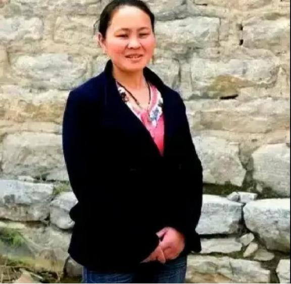 1994年，一名18岁的女孩被人贩子以2700元卖给了一位放羊人，洞房当晚，女孩