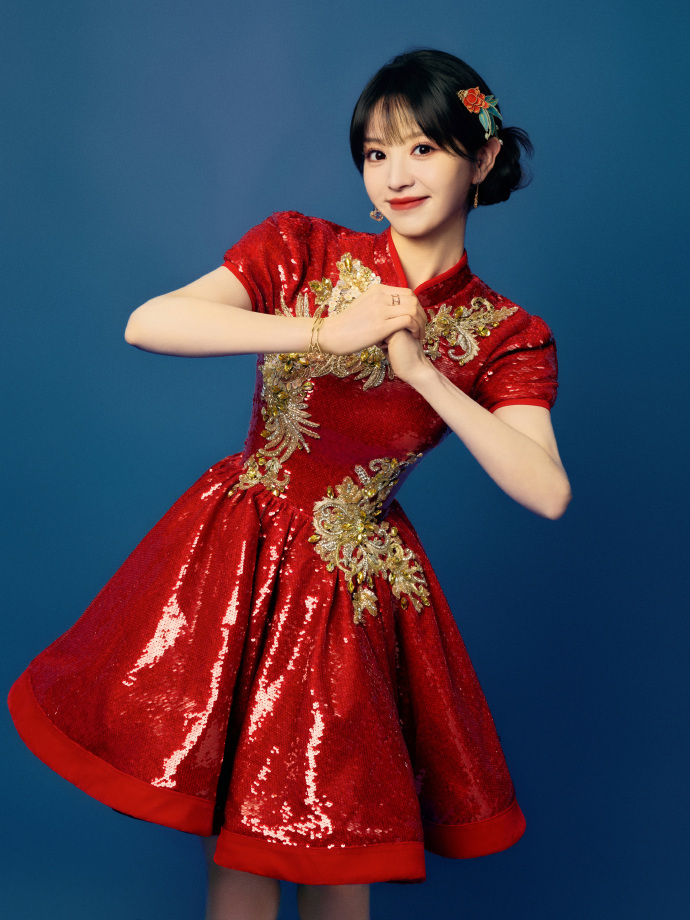 田曦薇央视春晚出图田曦薇央视春晚造型出图田曦薇央视春晚造型出图啦，好甜好喜庆！除