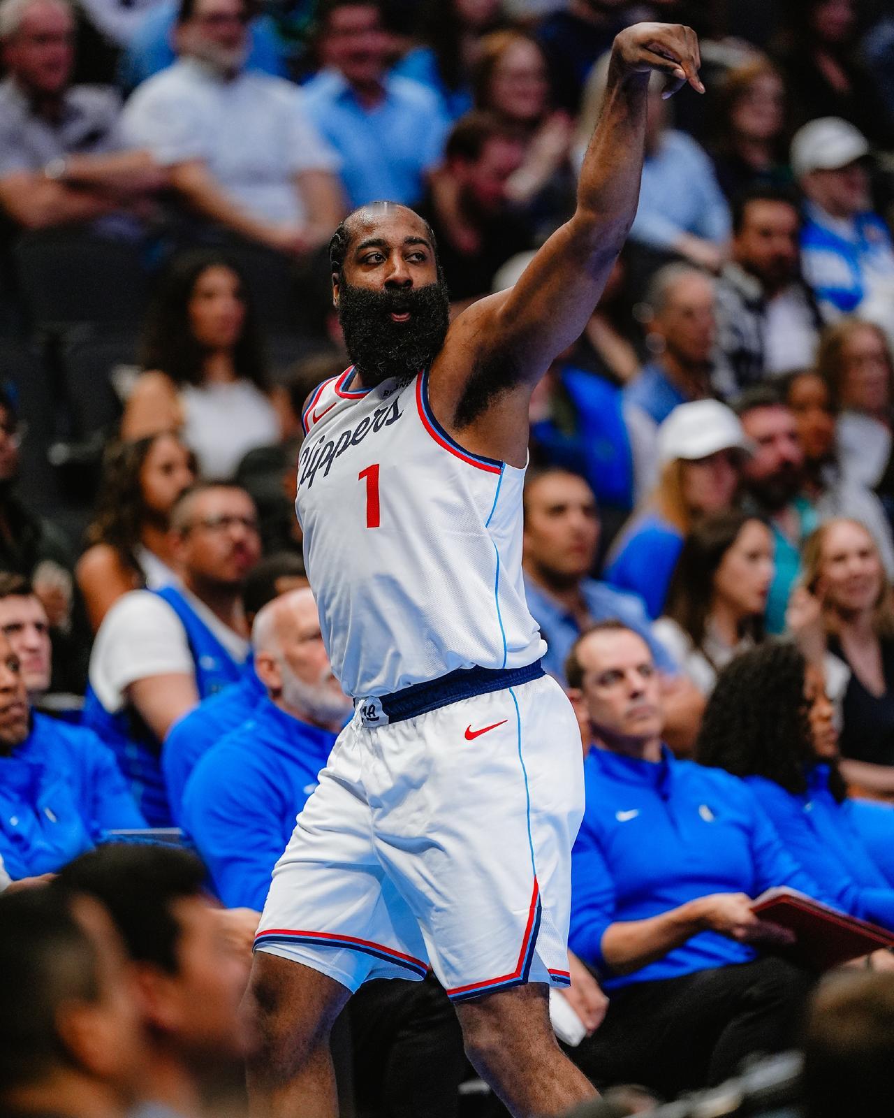 今天的哈登真的是拼了啊！
算上两个加时，一共打了51分钟，又是禁区低手上篮，又是