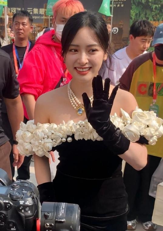 沈月粉丝抵制网传商务！
沈月最近要接一个卸妆油的代言，被粉丝集体抵制了，粉丝觉得