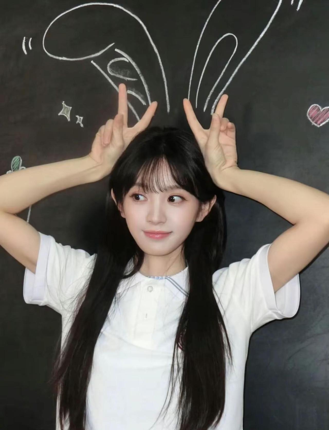 学姐你太美好了。喜欢你对着黑板比兔耳的可爱模样，喜欢午后阳光轻轻扫过你的发梢，喜