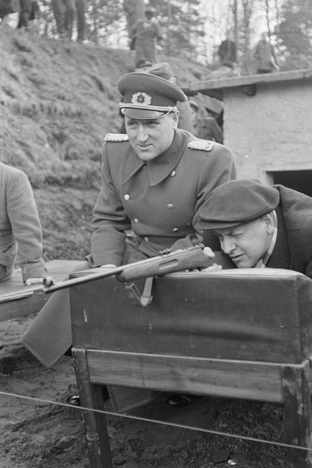 1957年在德累斯顿军校开放日试射汽枪历史影像 ​​​