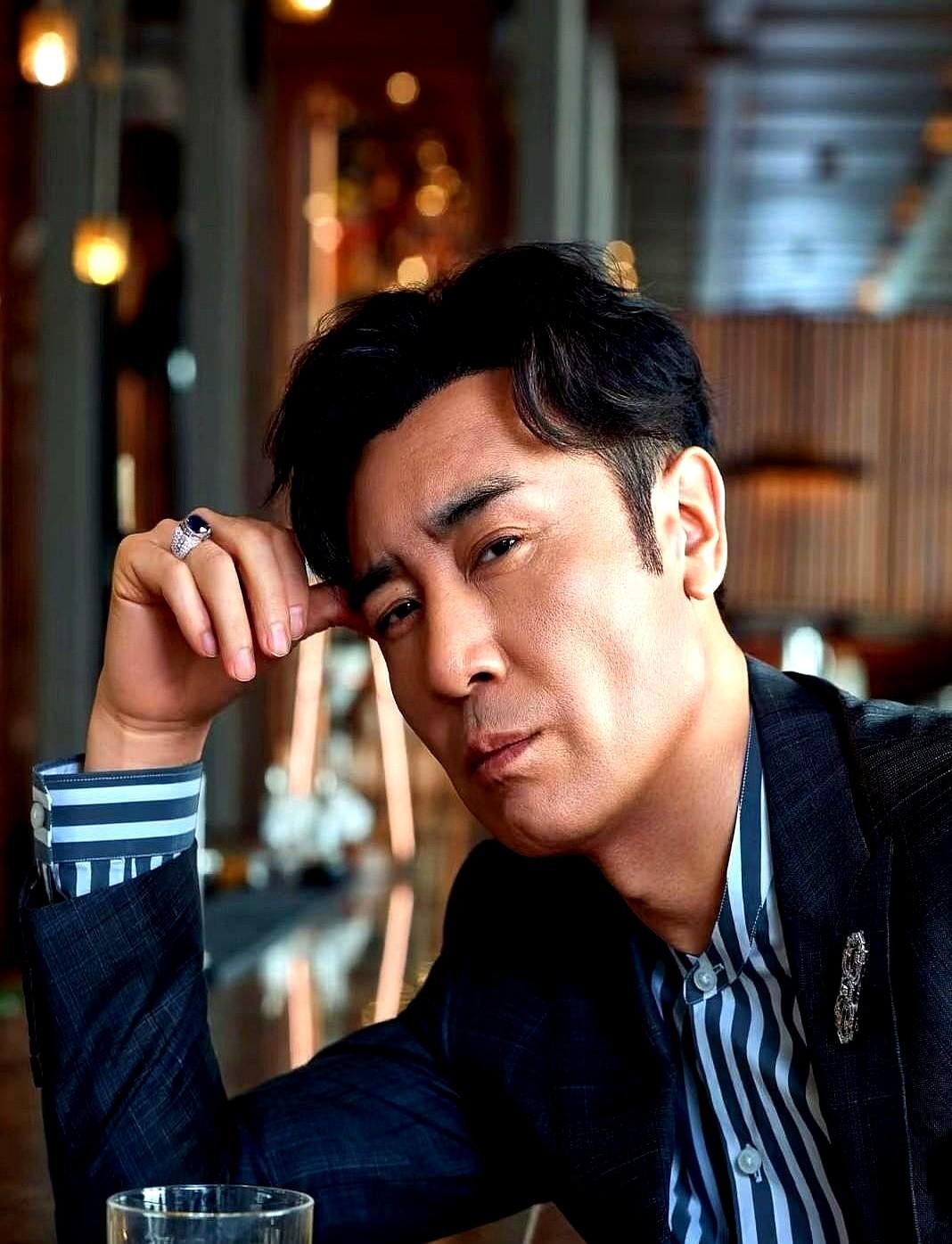 “让柳云龙演吴石，简直像把真档案搬上屏。”

弹幕刚飘过，就有人甩图：柳在《风筝