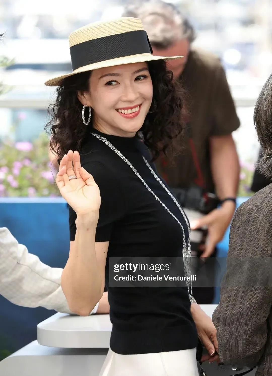 汪峰真的不会后悔吗？45岁章子怡带着新戏《酱园弄》，在戛纳红毯上大放光彩，不仅状