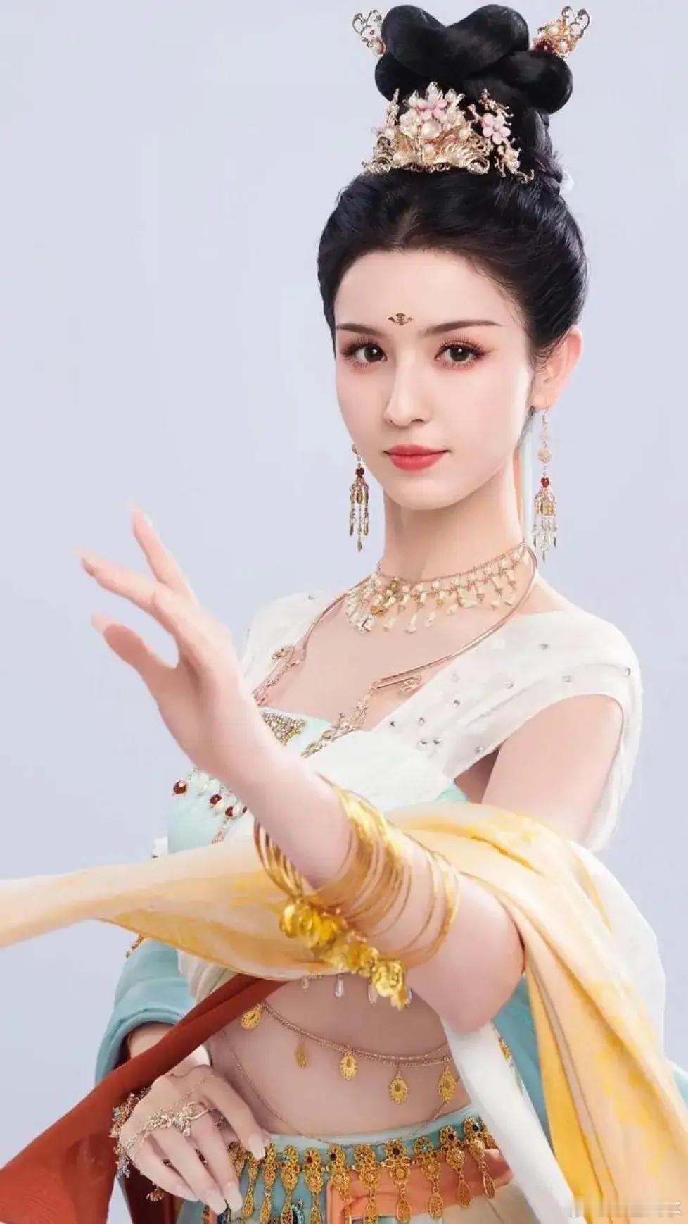 #哈尼克孜疑似恋情#小姐姐刚火就闹绯闻，对事业会有影响吧？ ​​​