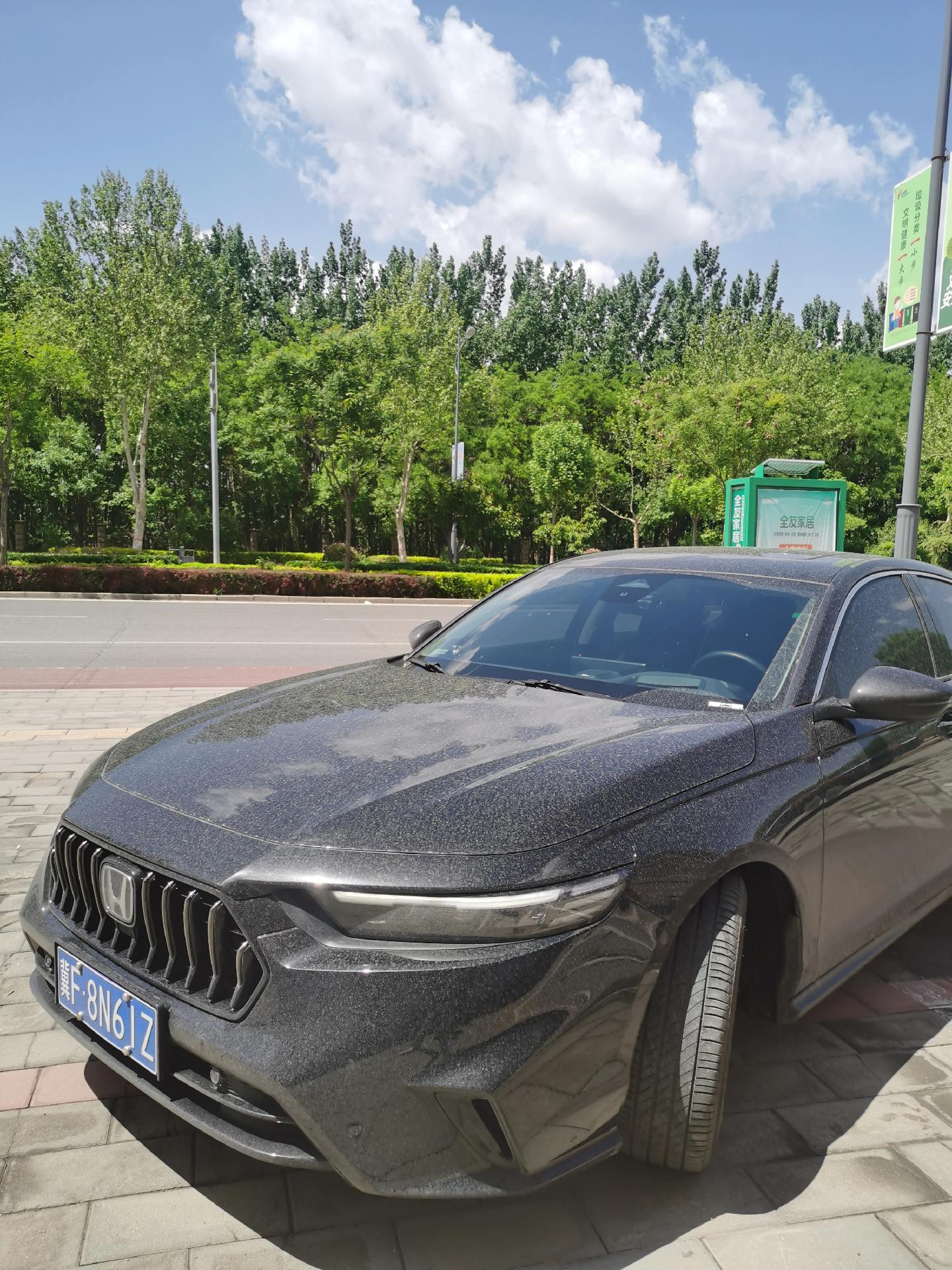 大雨过后的黑车，黑车唯一缺点不耐脏