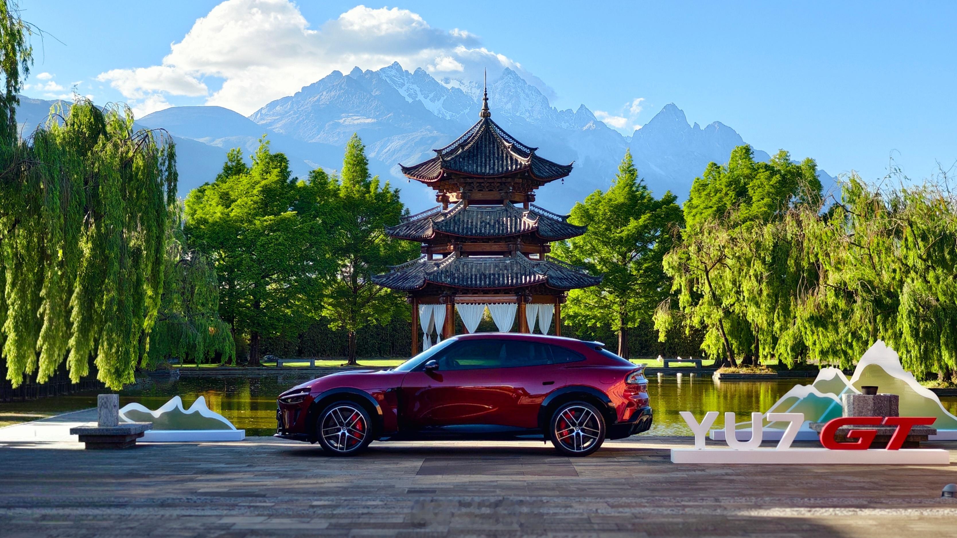 小米YU7GT即将进店小米YU7 GT「车厘子红」车漆质感随着光影变幻——晴日热