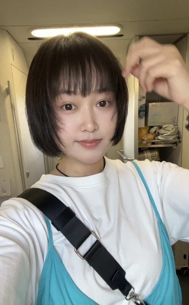 刚刷到一个38岁90后小姐姐的硬核征婚帖，主打一个简单粗暴：“来个男的，会呼吸就