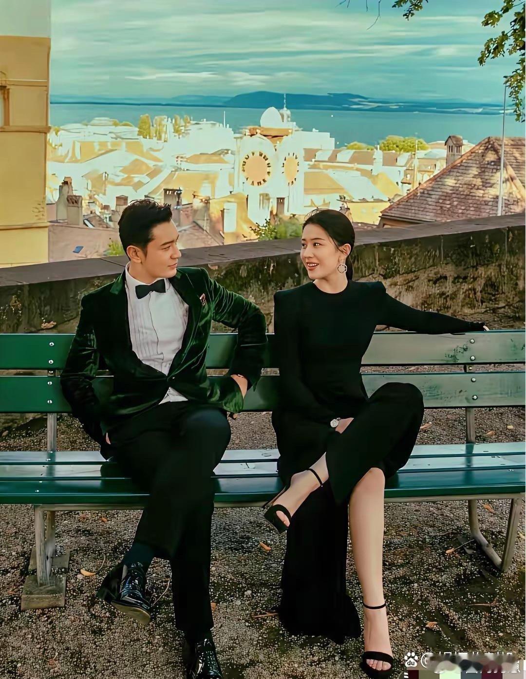 刘亦菲与黄晓明这张同框照真的经典到封神，古堡氛围感拉满，宛如童话里走出来的王子与