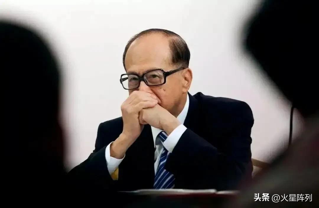 历史总是惊人相似。2007年牛市顶峰，全民疯狂入市，李嘉诚持续减持航运资产囤积千