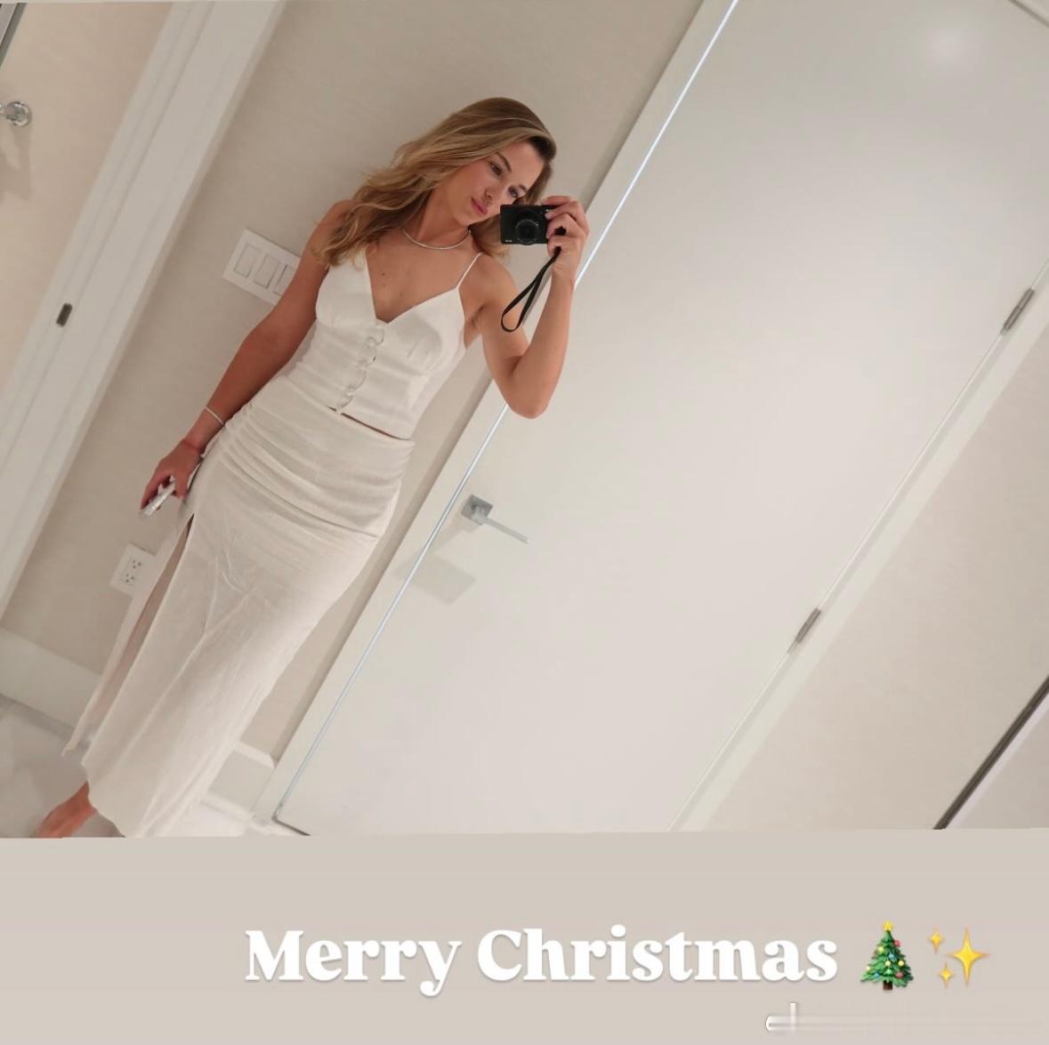 卡琳斯卡娅！！！祝大家节日快乐🎆Anna分享自己的白裙美照一份！！！wta