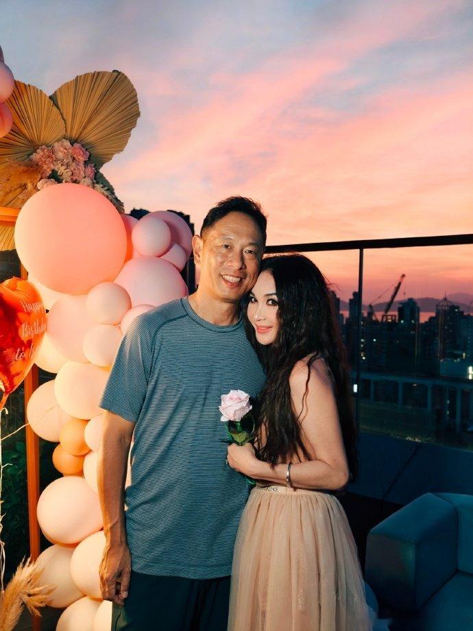 温碧霞59岁状态 温碧霞晒与老公接吻照 59岁生日晒幸福！与老公浪漫接吻甜度超标