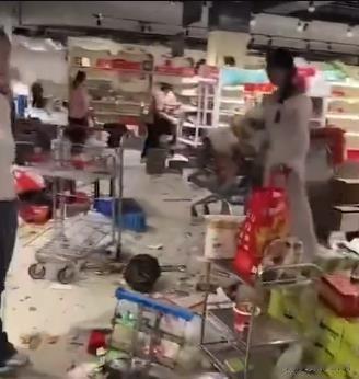 近日，河南省商丘县的一家超市意外地成为了舆论的风暴中心，原因竟是一则关于其即将倒